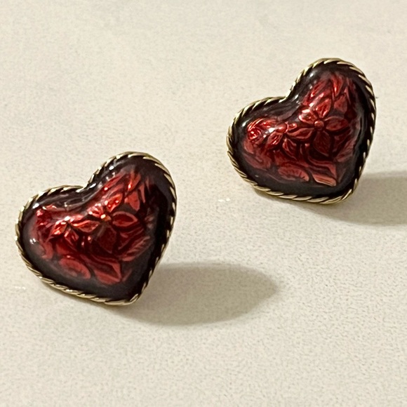 Beautiful Vintage Avon Red Heart Flower Earrings - Picture 2 of 13